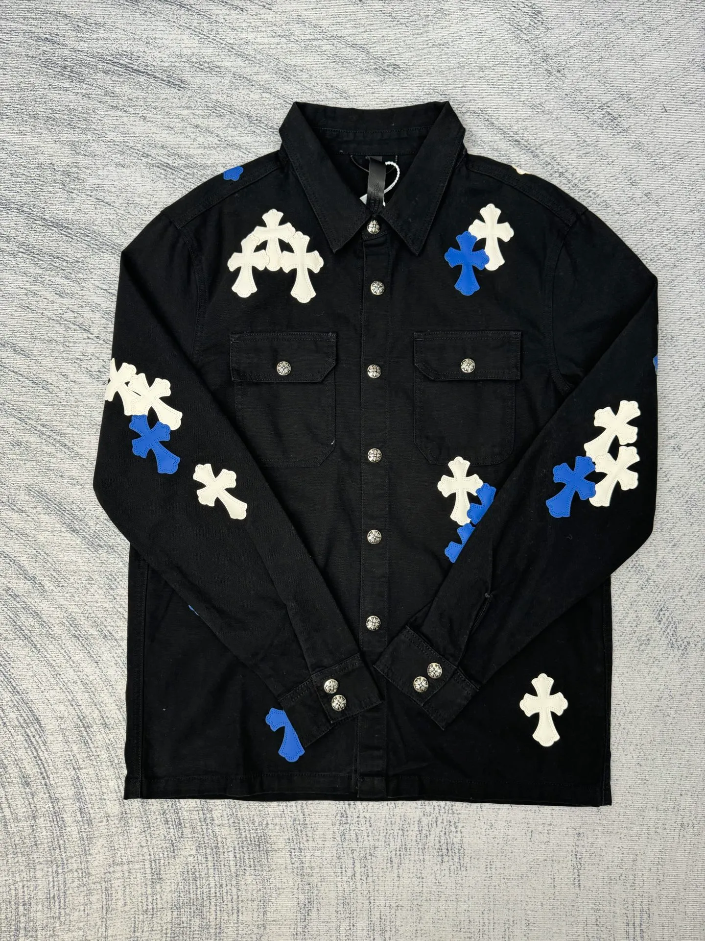 P590 Chrome Heart CH leather workwear denim jacket Size: S/M/L The original version was purchased for HK26,680 and developed for 25 years as a new series. It is made of high-ounce twill denim fabric (the color is exclusive blackish blue, distinguishing it from pure black on the market), and the two-color cross is artificial leather (all individually dyed, with the same texture and no color difference). The stitch length, thread color, and wiring of the car are exactly the same. The inner leather is made of first-layer calfskin, with regular cross stitching, special machine sewing and edge stitching, 925 silver electroplated hardware, and consistent oxidation and distressing effects.